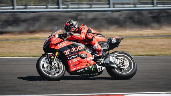 SBK Donington, Bulega: “La caduta? Nulla mi preoccupa con questa fiducia”