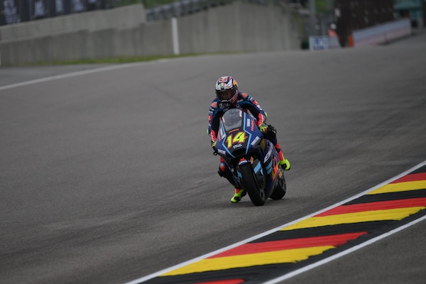 Moto2 Germania: Tony Arbolino vola sul bagnato del Sachsenring davanti a Daniel Holgado