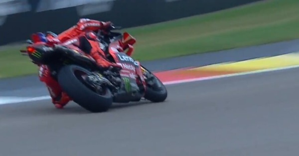 MotoGP, strepitoso salvataggio di Marc Marquez: che brivido!