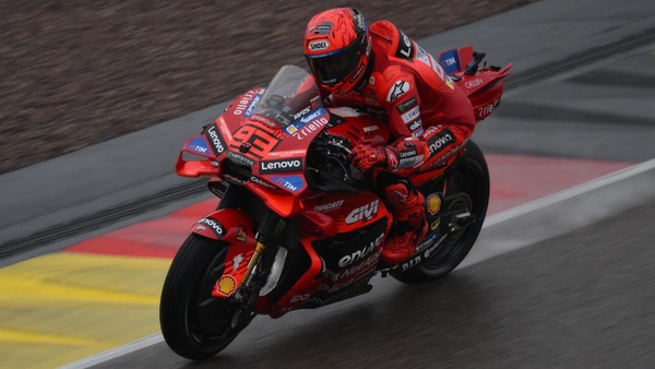 GP Germania, squalo Marquez al Sachsenring: Marc "mangia" tutti pure con la pioggia
