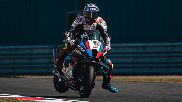 SBK Donington: Toprak firma la pole ma Bulega è in scia, Petrucci 9°
