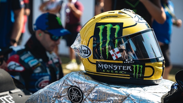 SBK Donington: Rea omaggia Joey Dunlop con un casco speciale