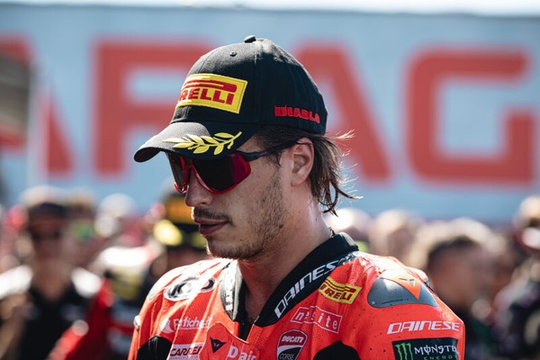 SBK Donington, Bulega: "Ogni volta che cambia il regolamento Toprak vince e io faccio secondo"