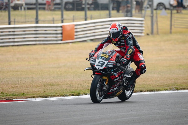 SBK Donington, Petrucci: “Ho conquistato punti positivi; un onore lottare con Bautista"