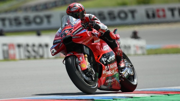 GP Brno, qualifiche come una gara: Marquez cade, Bagnaia torna in Pole Position