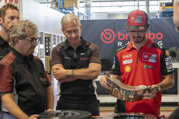 MotoGP, Bagnaia in visita a Brembo: “Mi piace ‘spaccare’ i freni ma con dolcezza”