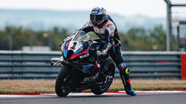 SBK Ungheria: Razgatlioglu fa il vuoto nelle FP1, Iannone 3°