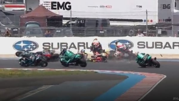 SBK, maxi incidente subito dopo la partenza della gara: le foto