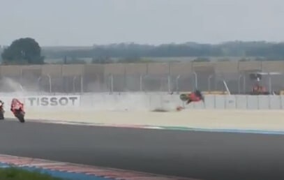 SBK, paurosa caduta ad alta velocità di Bautista: le foto