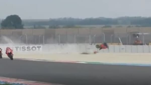 SBK, paurosa caduta ad alta velocità di Bautista: le foto