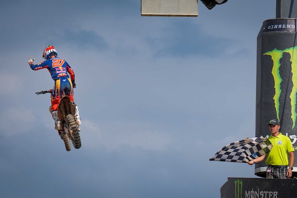 MX2: Langenfelder allunga a Loket