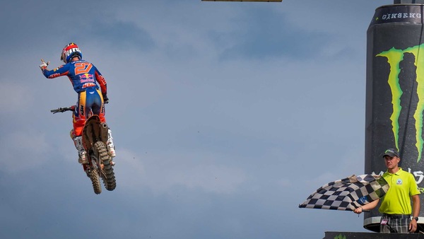 MX2: Langenfelder allunga a Loket