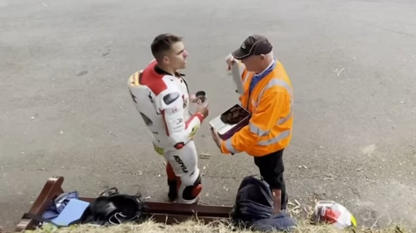 Classic TT: Ortega si ferma a bordo strada, il Vicegovernatore gli offre the e biscotti