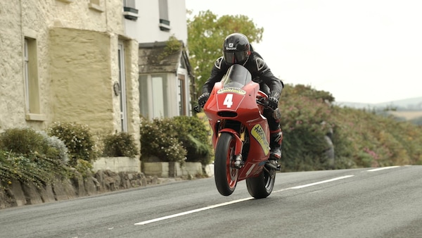 Manx GP: Lewis Arrowsmith porta l'Aprilia al successo nella Supertwin