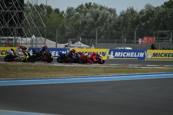 MotoGP , la sequenza del pericolo incidente al via tra Quartararo e Bastianini