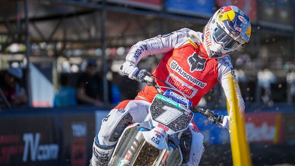 MX2: de Wolf di forza in gara uno