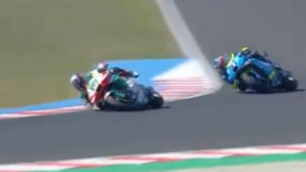 MotoGP, bruttissima caduta di Zarco ad alta velocità: che botta!