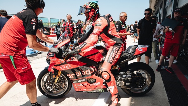 SBK tra Razgatlioglu, Bulega e la nuova V4R: ad Aragon è tempo di test