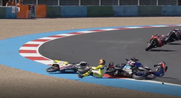 SBK, Magny-Cours: incidente tra 5 piloti nella ghiaia. Tra loro Iannone, Rea e Bautista