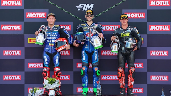 SSP Magny-Cours, Gara 1: capolavoro di Manzi, Surra 3° al debutto