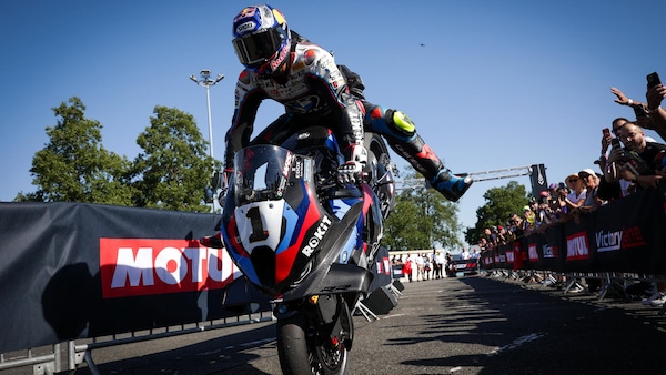 SBK Magny-Cours, Razgatlioglu indomabile: fa sua anche la Superpole Race