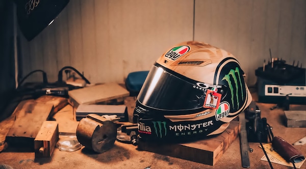 MotoGP: il casco speciale di Marco Bezzecchi ispirato al trio comico Aldo, Giovanni e Giacomo