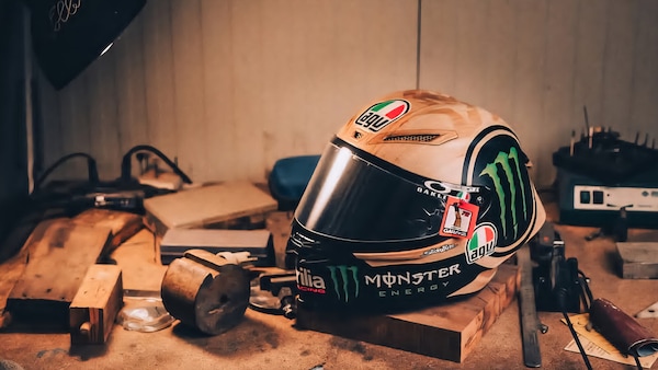 MotoGP: il casco speciale di Marco Bezzecchi ispirato al trio comico Aldo, Giovanni e Giacomo