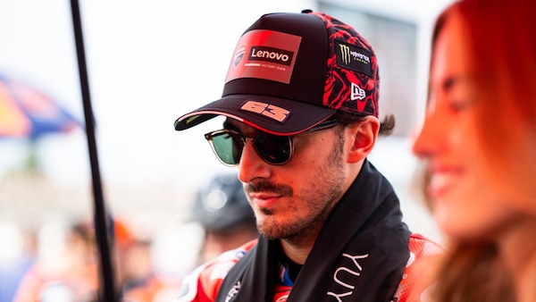 Bagnaia non si presenta di fronte alla stampa: meeting fiume in corso con la squadra