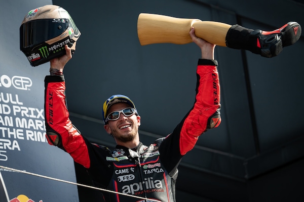 MotoGP, una sorpresa per Bezzecchi: al telefono c’è… Aldo (Baglio)!