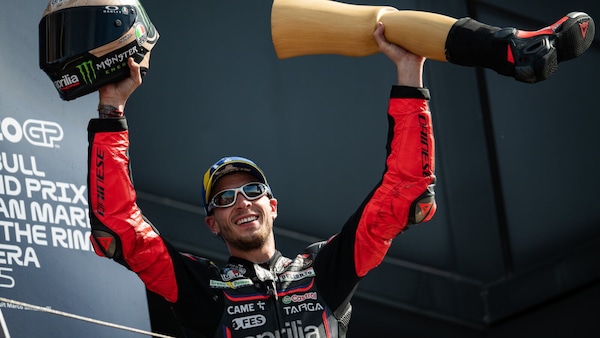 MotoGP, una sorpresa per Bezzecchi: al telefono c’è… Aldo (Baglio)!