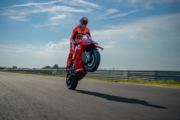 La nuova Ducati Panigale V4 R e Bulega: motore di derivazione MotoGP