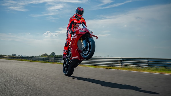 La nuova Ducati Panigale V4 R e Bulega: motore di derivazione MotoGP