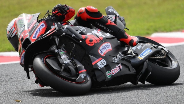 MotoGP, alba nera a Motegi: Aprilia e Bezzecchi padroni del venerdì, Alex Marquez fuori dalla Q2