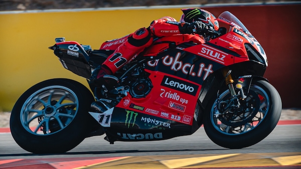 SBK Aragon, Bulega rialza la testa: piegato Razgatlioglu nella Superpole Race