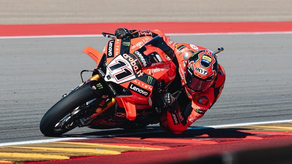 SBK, Bulega inarrestabile nella domenica di Aragon: vince Gara 2 davanti a Razgatlioglu