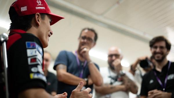 MotoGP, spunta un dettaglio misterioso sul cappello di Marc Marquez