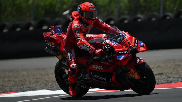 MotoGP Indonesia, prima volta per Marquez: fuori dalla Q2 con doppia caduta, Bezzecchi al top