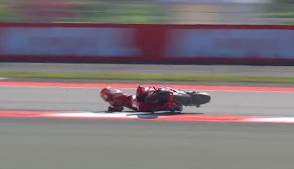 MotoGP, bruttissima caduta per Marquez: sbatte la testa