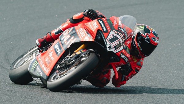 SBK, Jerez: Bulega parte con il piede giusto nelle FP1 ma Razgatlioglu resta in scia, 4° Iannone