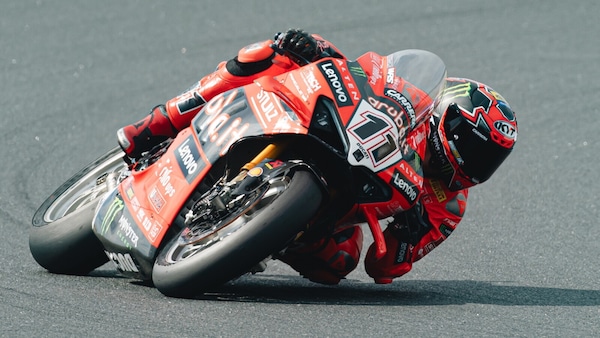 SBK, Jerez: Bulega parte con il piede giusto nelle FP1 ma Razgatlioglu resta in scia, 4° Iannone