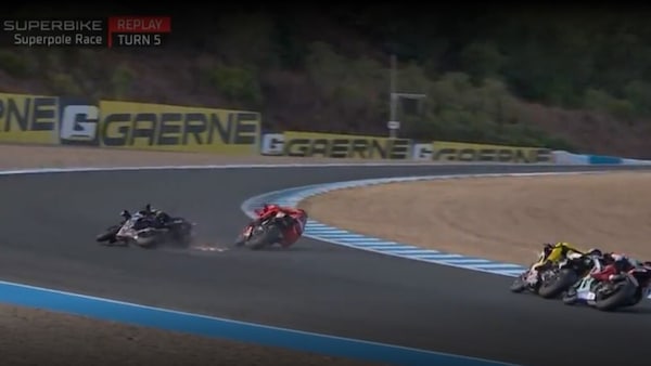 SBK, clamoroso in Superpole Race: Toprak cade dopo un contatto con Bulega!