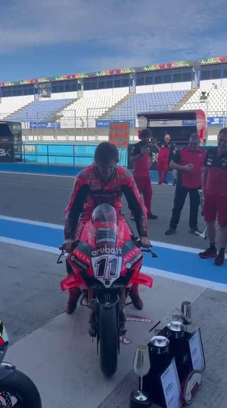 SBK, Bulega e la sua Ducati in burnout