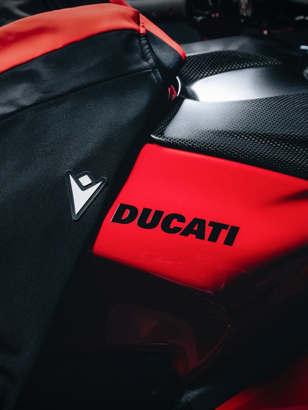Born to Perform. Performance e design italiano nella nuova linea Macron X Ducati.