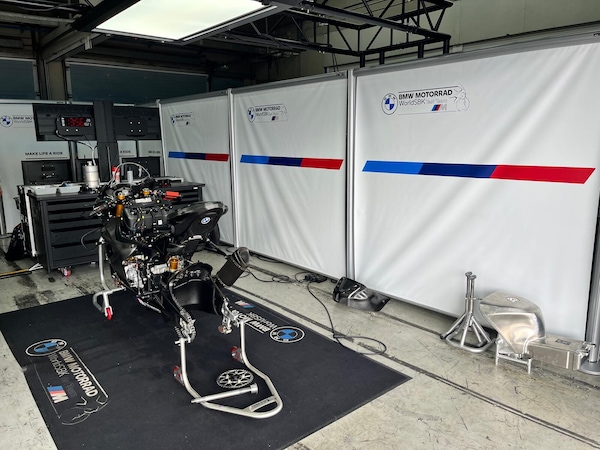 SBK, in BMW il dopo Toprak è iniziato: prove di forcellone ed un nuovo capotecnico (non per Petrucci)