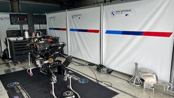 SBK, in BMW il dopo Toprak è iniziato: prove di forcellone ed un nuovo capotecnico (non per Petrucci)