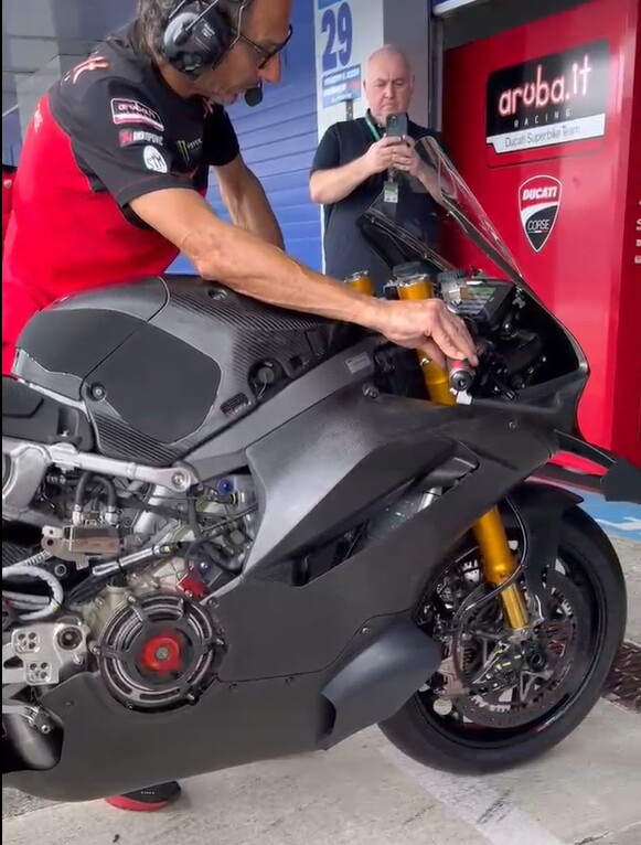 La nuova Ducati V4R al test Superbike a Jerez