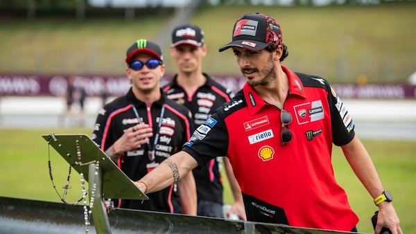 MotoGP, l'omaggio a Marco Simoncelli sulla pista di Sepang di alcuni piloti italiani