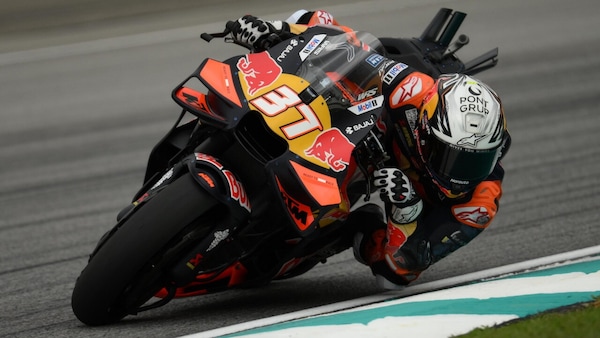 MotoGP Malesia, Acosta e KTM padroni del venerdì, Ducati di Bagnaia e Aprilia di Bezzecchi fuori dalla Q2