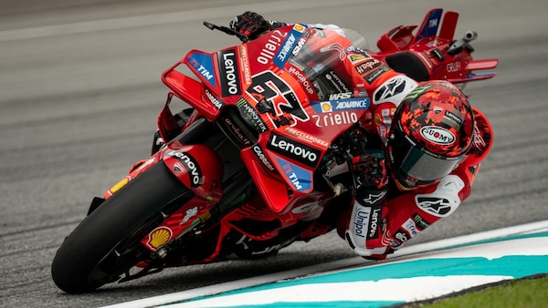 MotoGP, dalla Q1 alla Pole: reazione di Bagnaia a Sepang, Marquez e Morbidelli in prima fila