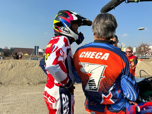 Le leggende del motociclismo si sfidano ad Eicma 2025: da Schwantz a Cairoli